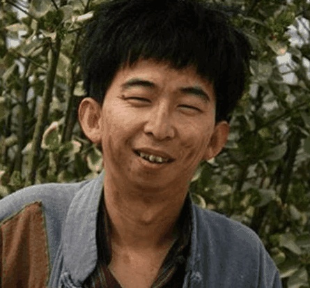 身高1米6的导演,身价近十亿,开30万车,娶了极其