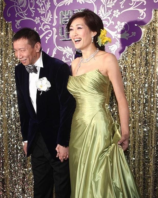 身高178cm的孟广美，51岁模特身材保持依旧，她老公才是人生赢家