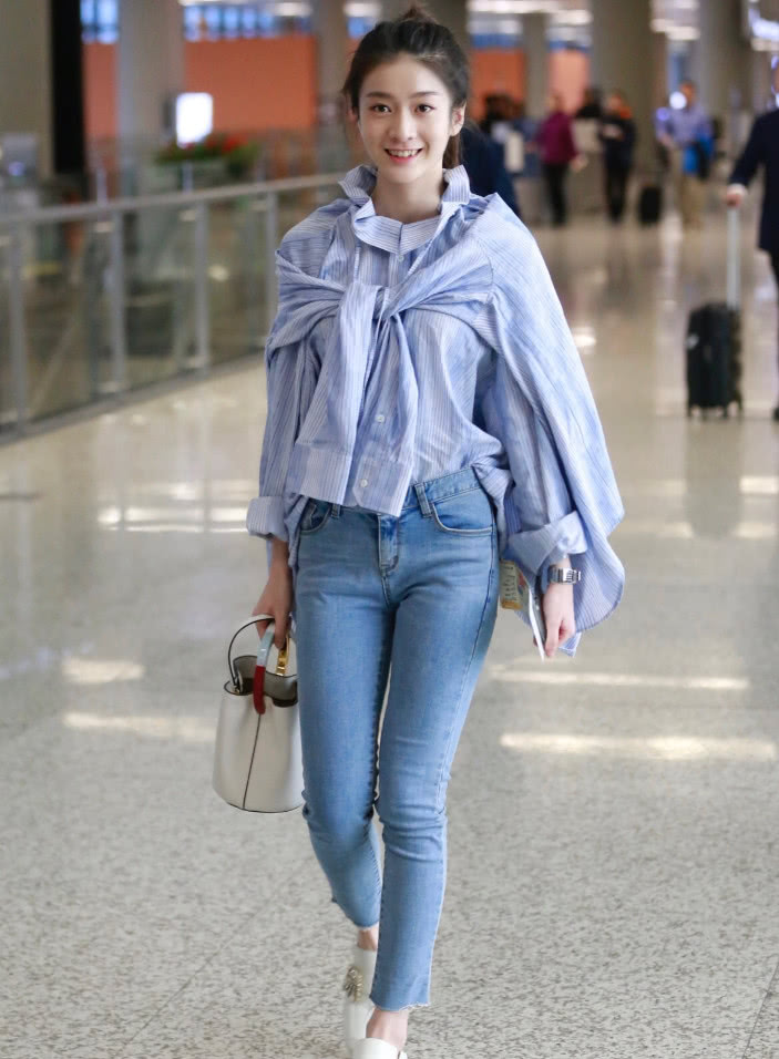 张雪迎机场凹造型,一件衣服有4个袖子