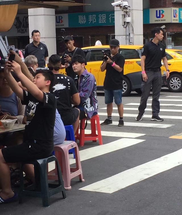 周杰伦现身台北街头，穿背心露胸肌，似录制自制综艺《周游记》？