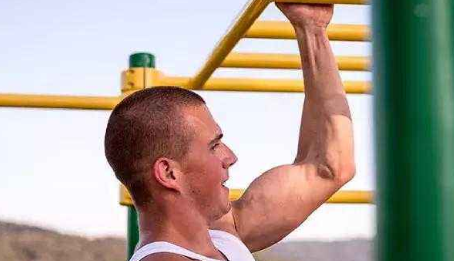 想做单臂的引体向上,虽然困难,但也不是没有办