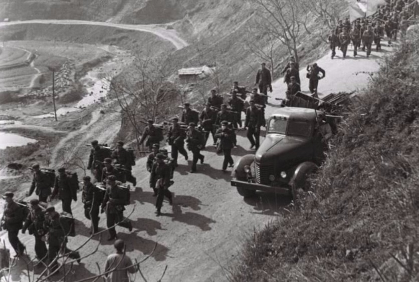 解放军捉了俘虏，1班煮饭，2班杀猪，俘虏自报奋勇：我参加煮饭