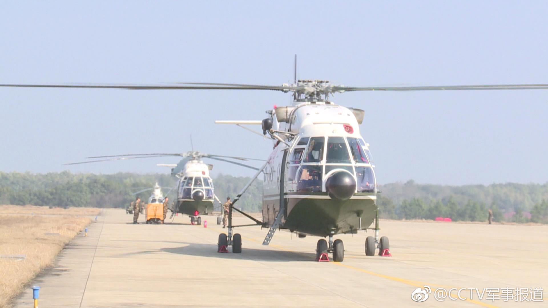 武警某部直升机支队:雨天开展空中救援演练 锤