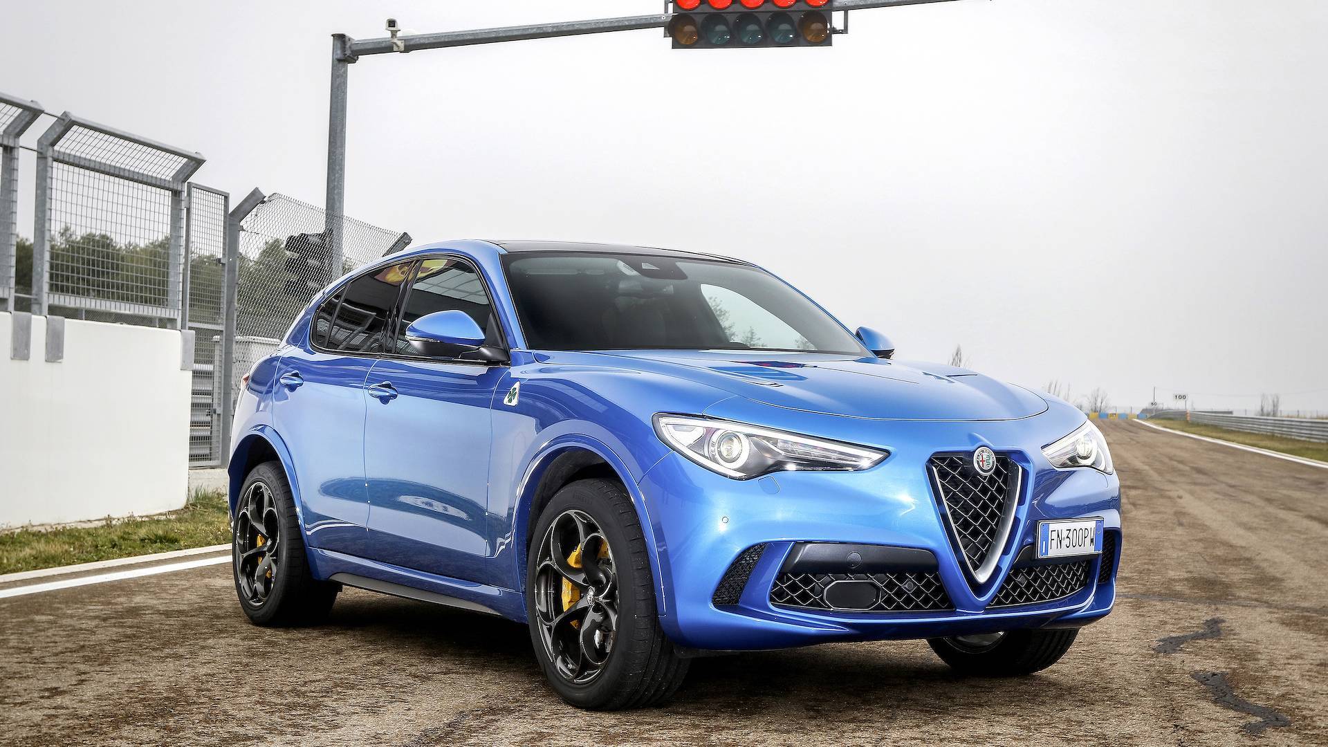 阿尔法罗密欧Stelvio Quadrifoglio挑战保时捷Macan Turbo