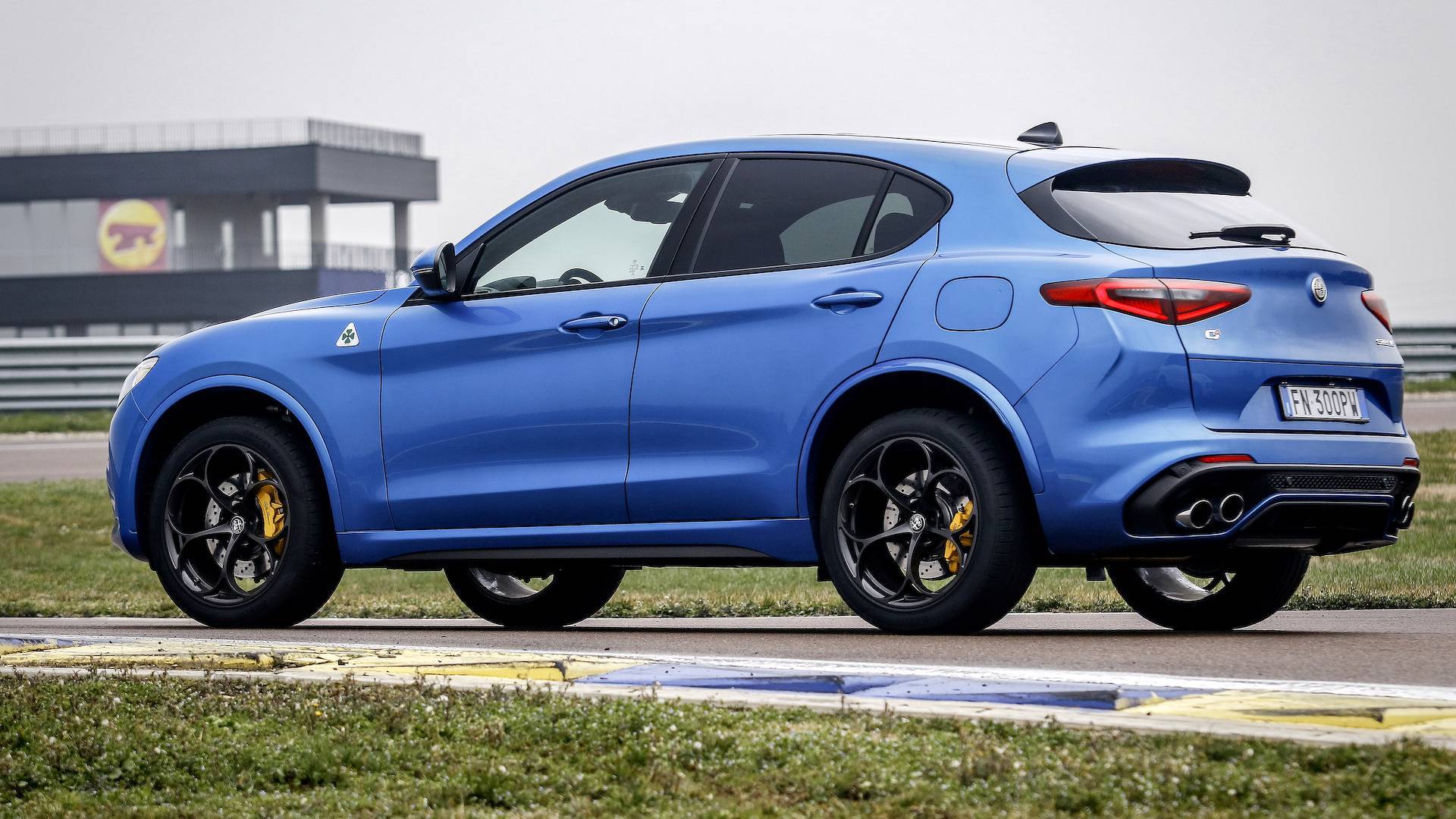 阿尔法罗密欧Stelvio Quadrifoglio挑战保时捷Macan Turbo