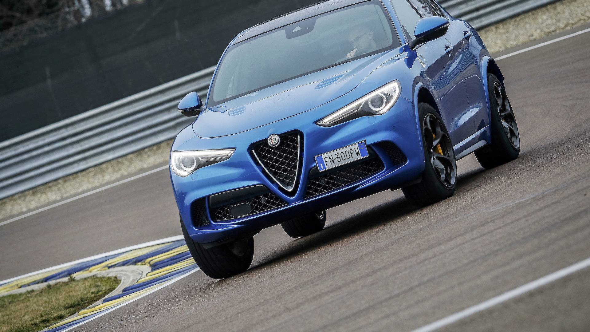 阿尔法罗密欧Stelvio Quadrifoglio挑战保时捷Macan Turbo