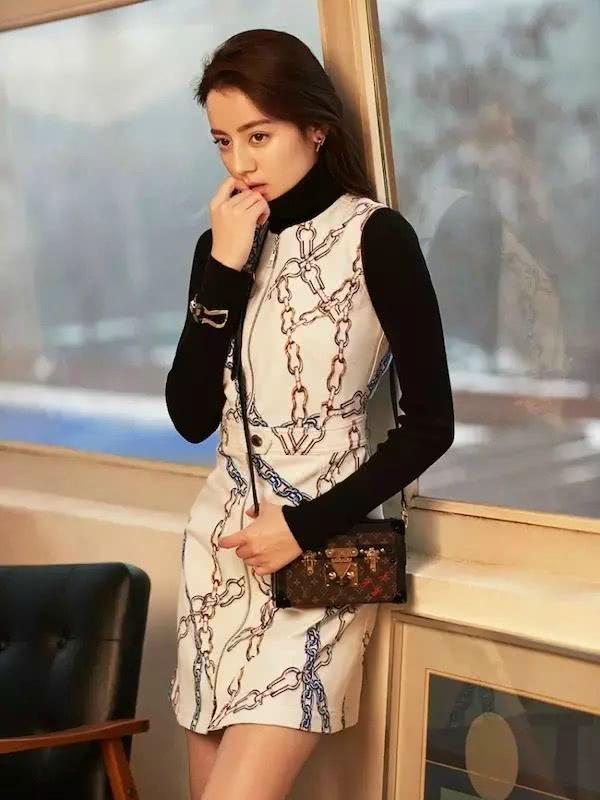 迪丽热巴胆真大,深V领开到肚脐眼,网友:怎么鹿