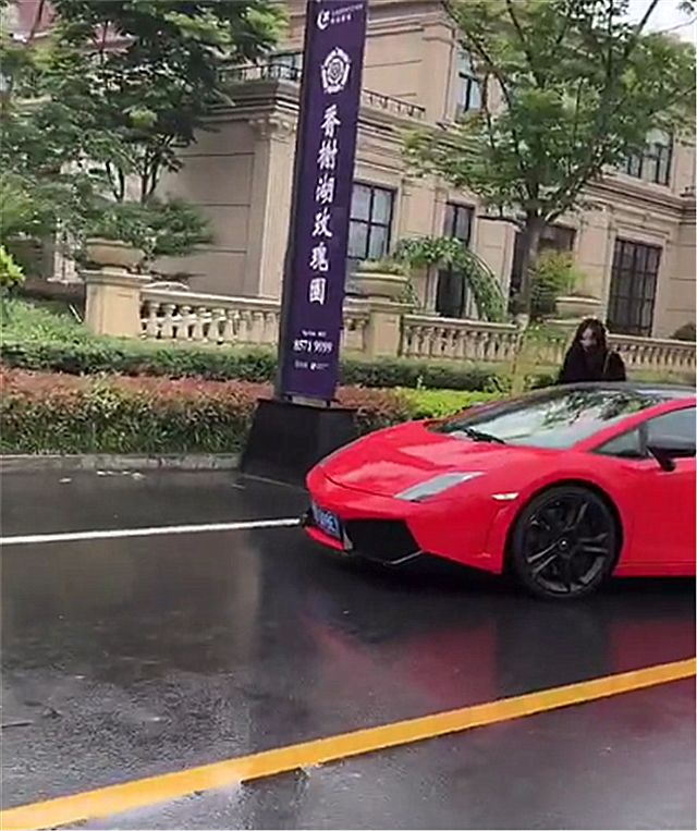 上海一富二代开保时捷撩妹,看到对方男友座驾时,顿时没了底气!