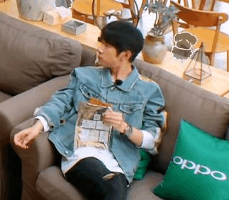 《亲爱的客栈》易烊千玺吃辣条, 网友都看馋了