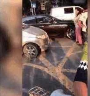 五菱与宝马发生剐蹭, 宝马女司机怒踹五菱车, 大骂“穷就别装逼”