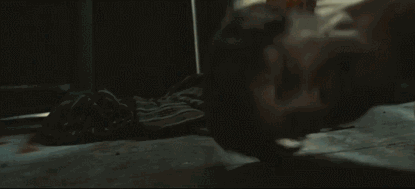 从此屋顶上所有的流浪都只为女主, 白天他在后厨做杂工,晚上窥视着女