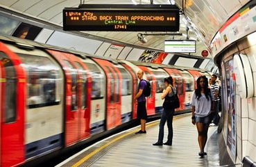 伦敦地铁车厢内温度逼近40℃,热的让人受