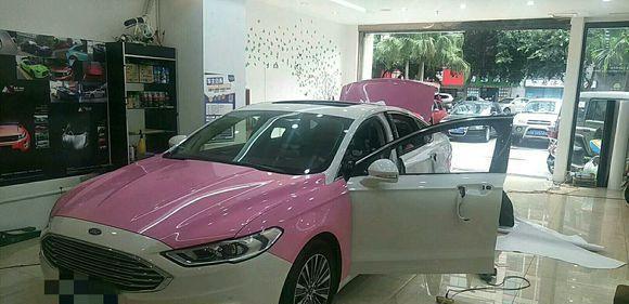 福特蒙迪欧首款粉红色小轿车 出自贴膜店贴出来的高端 白色差远了