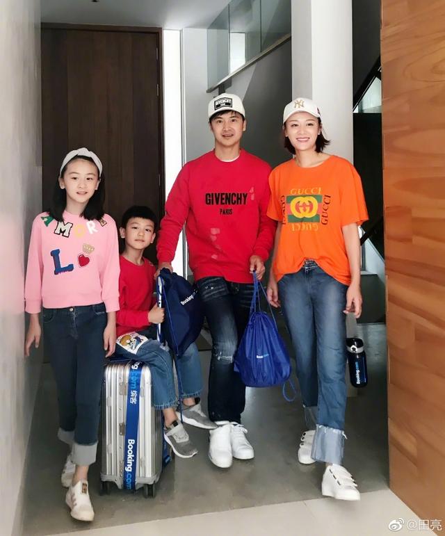 田亮带女儿森碟现身机场，小森碟变胖了，父子俩秒变表情包超可爱
