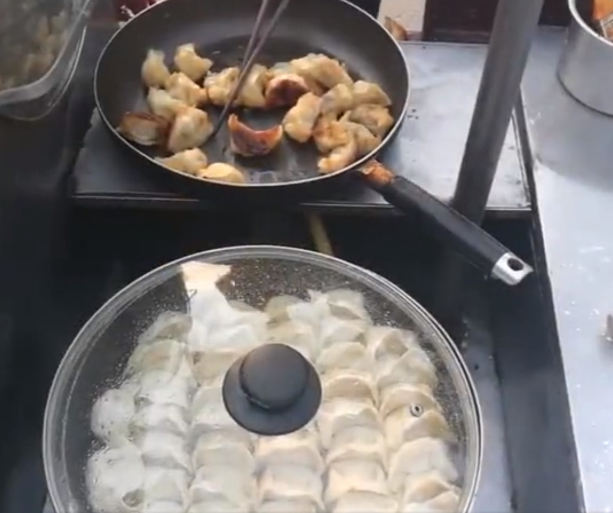 南昌三名大学生暑假卖煎饺,日赚四五百,称不想