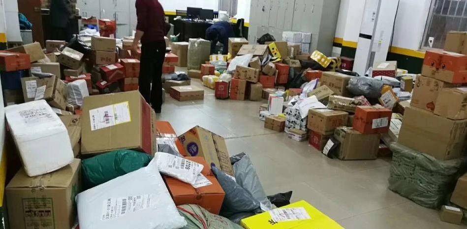 双十一忙坏了安康邮政快递哥