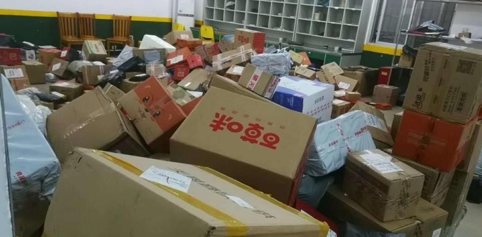 双十一忙坏了安康邮政快递哥