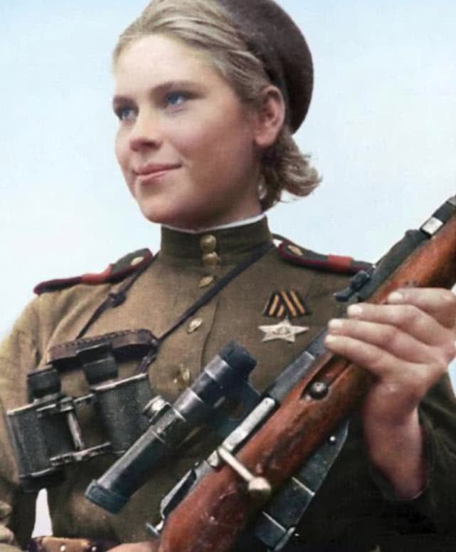 使用莫辛纳甘的苏联女狙击手