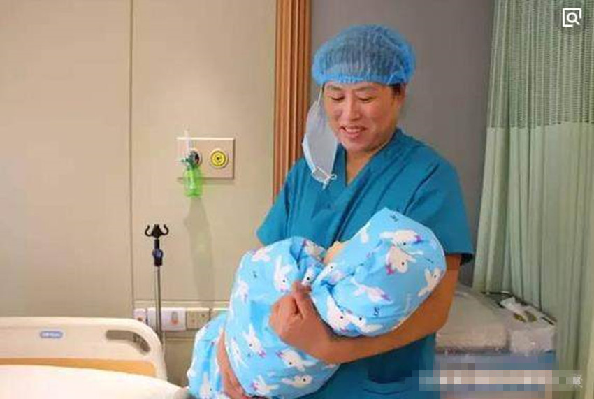 二胎政策放开,医院迎来50多岁高龄产妇,孩子的爸爸更让人佩服