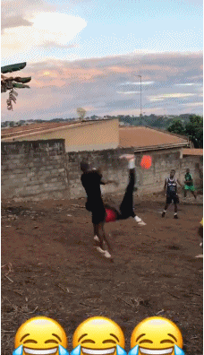 尴尬!大帝恩比德回乡穿博格巴球衣踢球 乡亲面