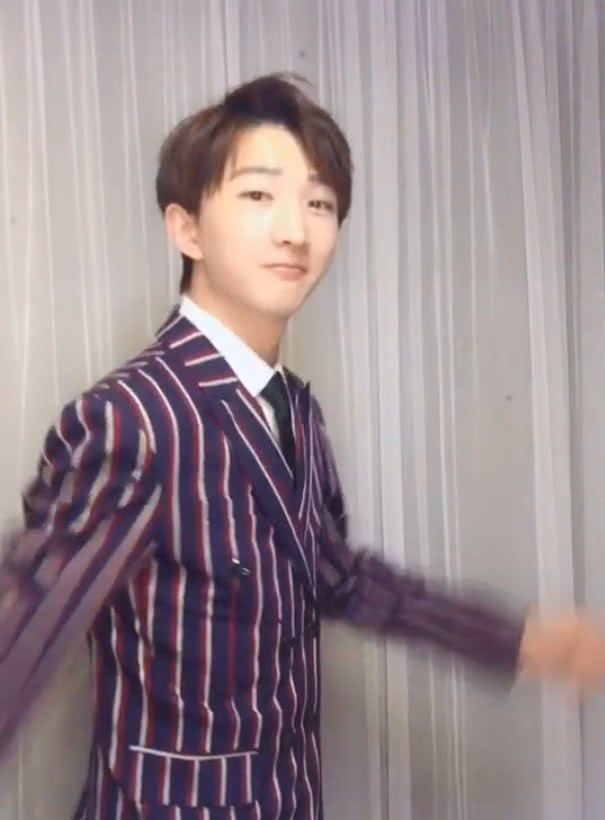 抖音男版周冬雨与本尊像复制粘贴,网友:别以为