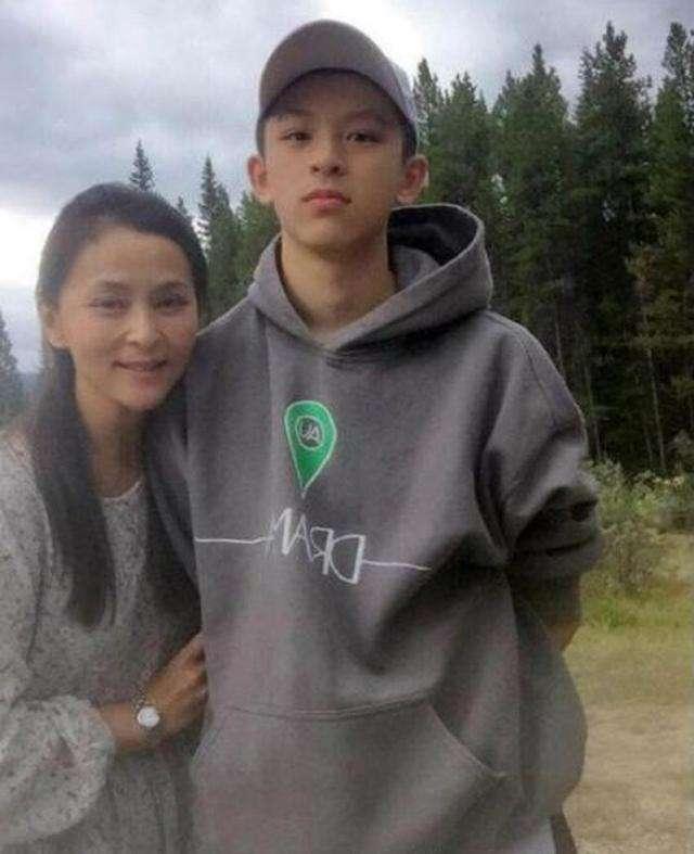 她与丈夫因戏结缘，离婚后为了孩子让人感动，如今51岁却越来越美