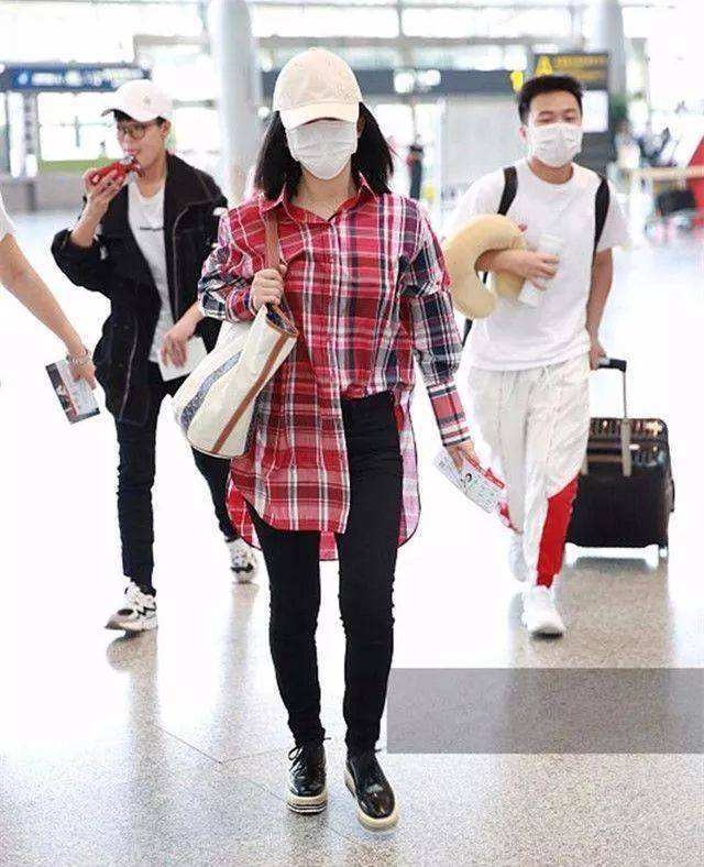 女明星也有穿错的时候,同样是衬衫黑裤,她却穿