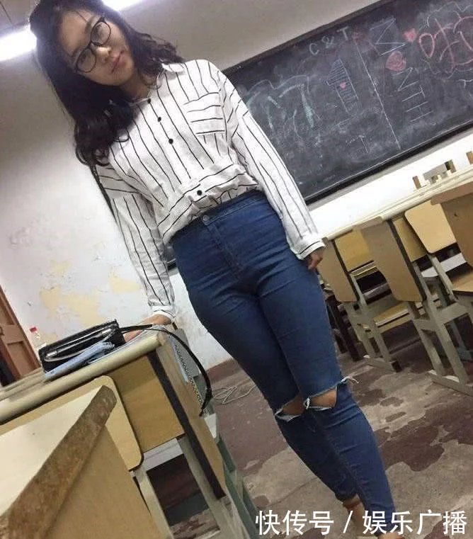 微胖风韵女教师白色条纹衬衣搭配一件紧身牛仔