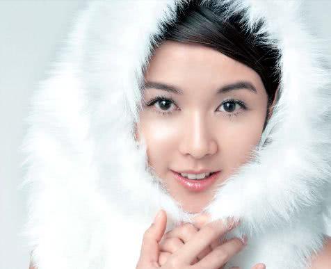 灰色的卫衣搭配休闲裤, 被薛凯琪穿出了时尚的