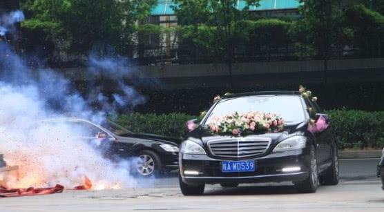 鞭炮没来得及扔出车外把嫁妆车烧了，婚礼要出动消防车也是没谁了