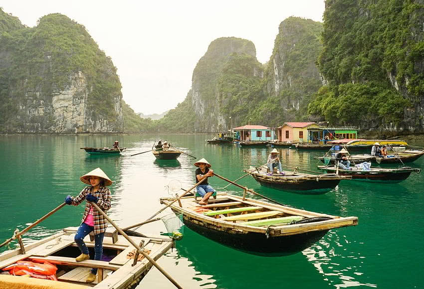 越南下龙湾的景色在亚洲唯一能与中国广西漓江相媲美