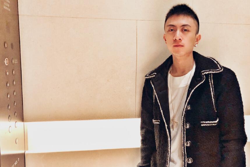 网游界最大神豪秦奋抽奖送奔驰汽车 引来近百