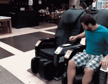 搞笑内涵gif图: 妹子你就是这家店的8号技师吧!