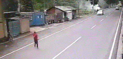 gif动图:都说高速路上不准行人通行,你跑不过汽车啊!