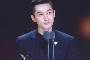 看到胡歌这张又黑又瘦的近照,终于理解这么多