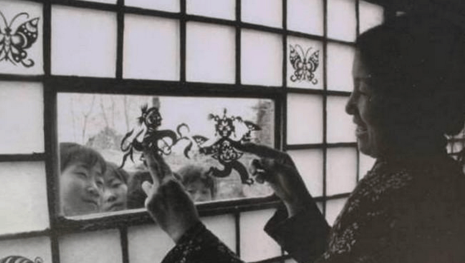 老照片: 实拍70年代的中国式春节, 穿新衣放鞭炮
