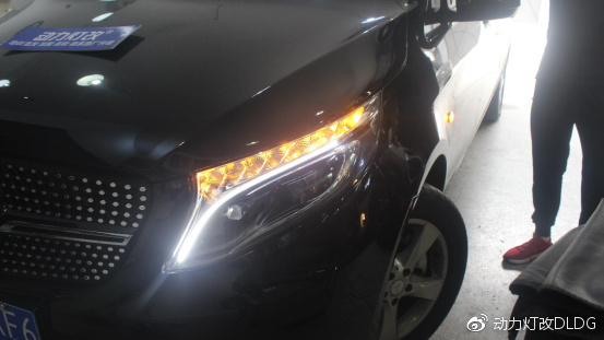 奔驰威霆升级LED大灯总成，光型均匀，雨雪下雾也能完美胜任！