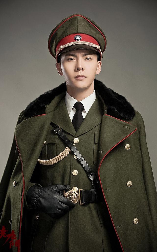 当红的军装美男,先被胡歌钟汉良圈粉,最后败给了霸气的陈伟霆!