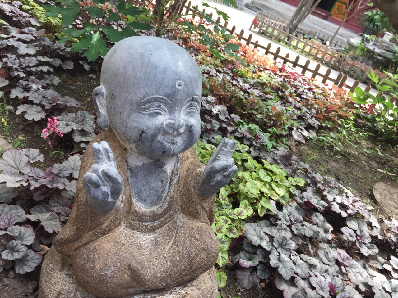 胜地花开香雪海,妙林经说大罗天。