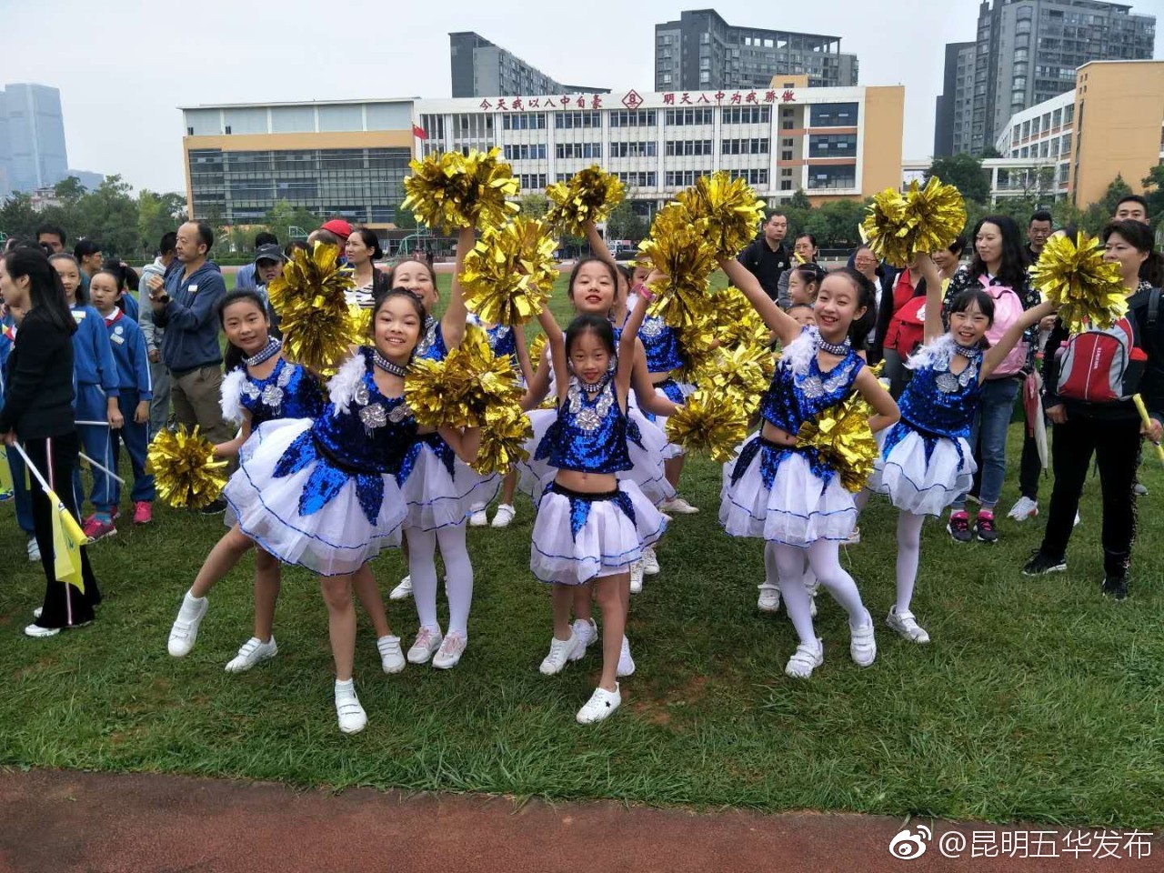 日前,五华区红云小学的215位同学,家长和老师在学校的