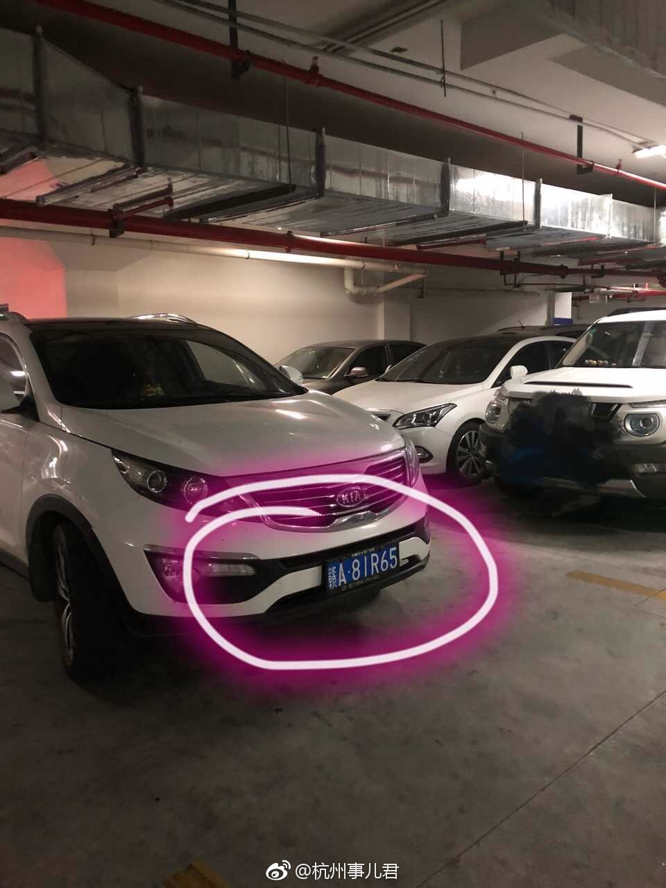 良司机一个车横在三个车的前面、地点:杭州下