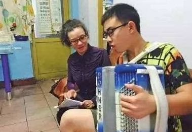 自闭症儿子考上一流大学,妈妈辞职陪读,坐了几