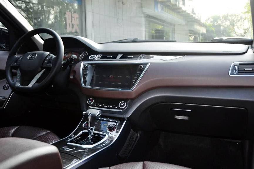 步众泰SR9后尘，外观酷似路虎极光，陆风X7为何卖不动了？