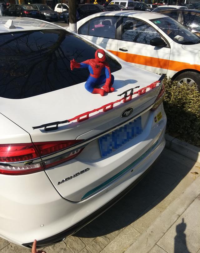 这辆蒙迪欧安装了8个尾翼，这是要飞吗