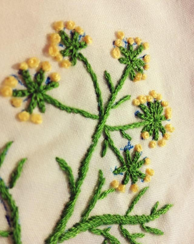 缠枝花卉一般以古代缠枝梅花,枝叶等作为刺绣图案,细密繁花点缀在枝叶