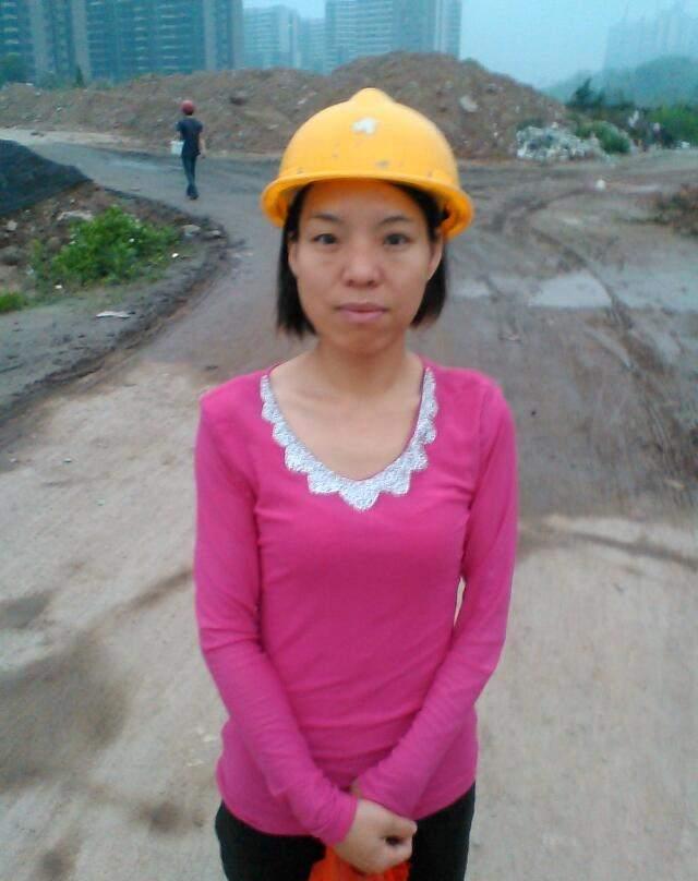 实拍农村妇女上工地面容憔悴无可奈何