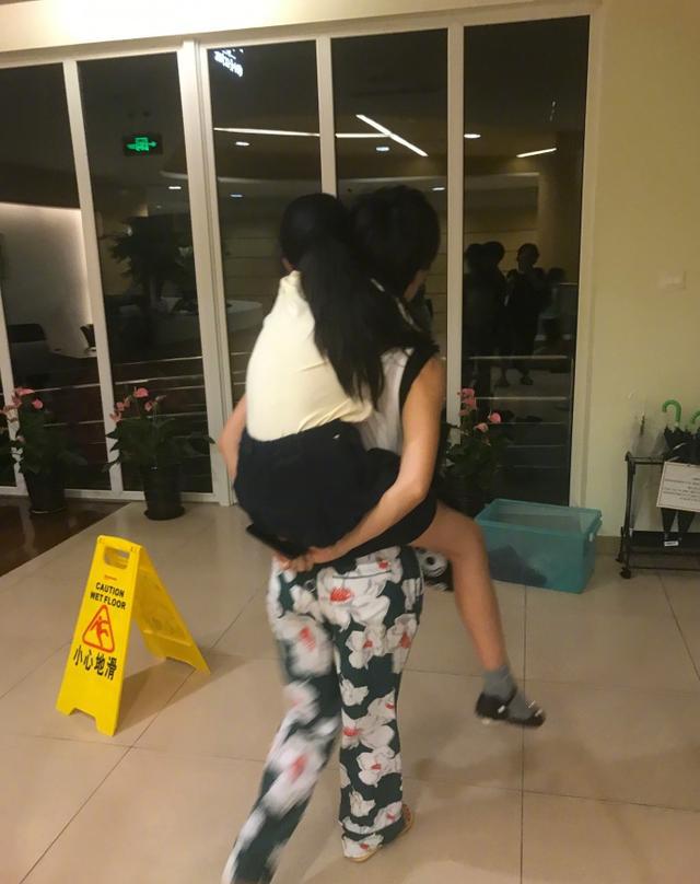 马伊琍为9岁女儿庆生：我肯定还能抱你好几年