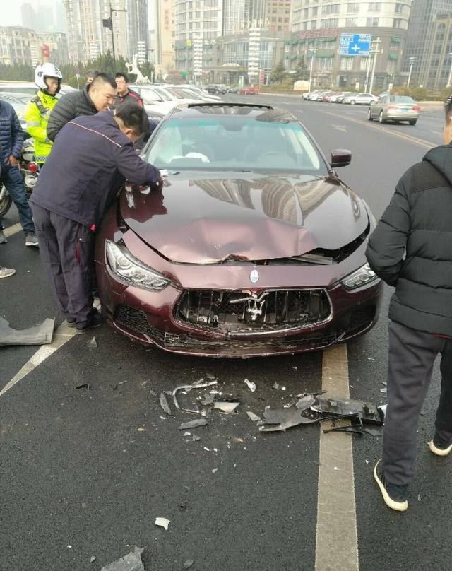 大连星海广场“尼桑”撞上玛莎拉蒂 车损可能高达50万