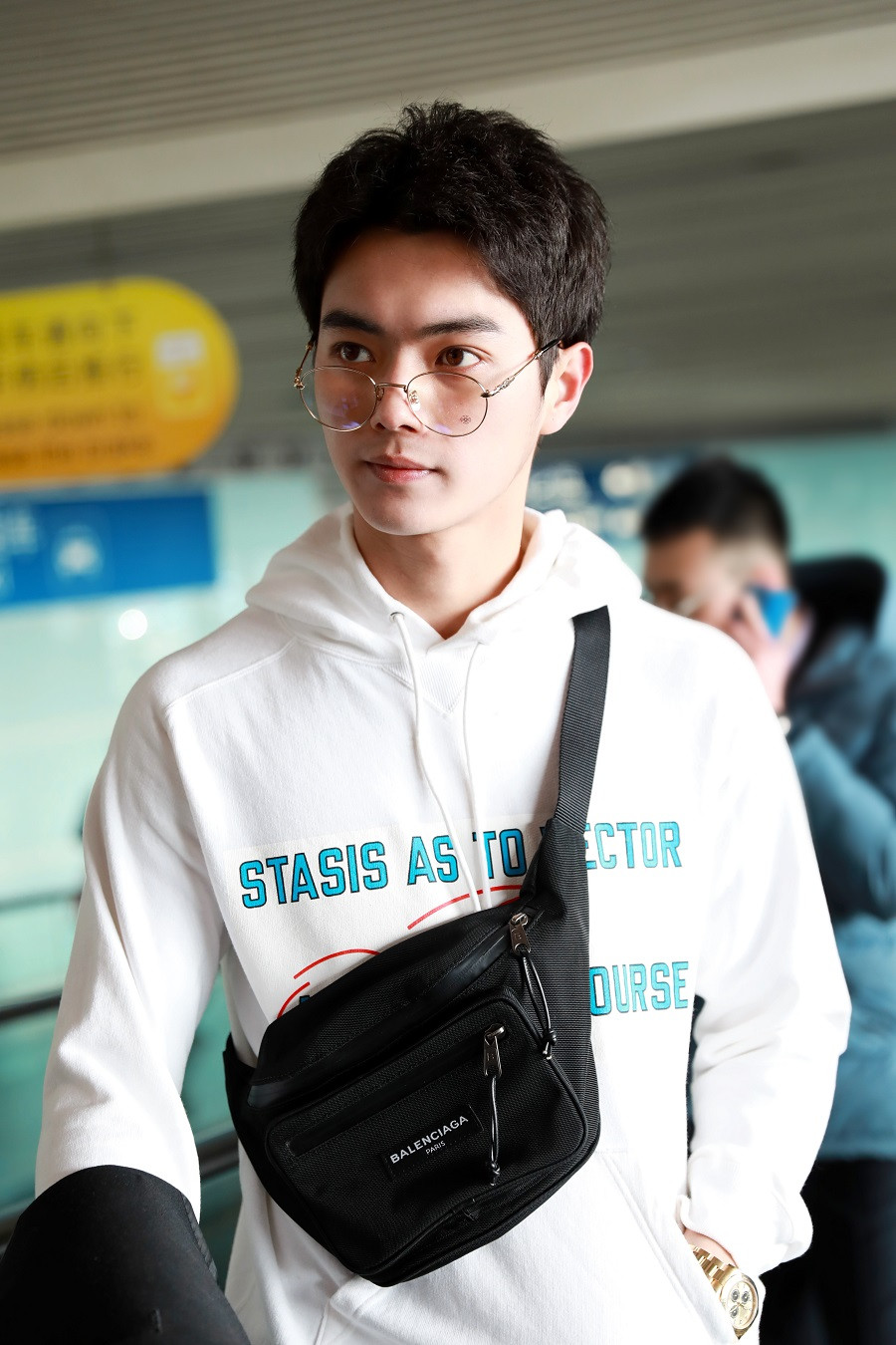 许凯机场街拍曝光 犬系少年奶酷十足