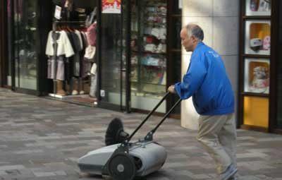 为什么在日本看到很多白发老人依然在上班?